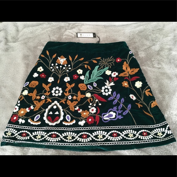 Romeo & Juliet Couture Dresses & Skirts - Romeo and Juliet couture NSWT velvet mini skirt